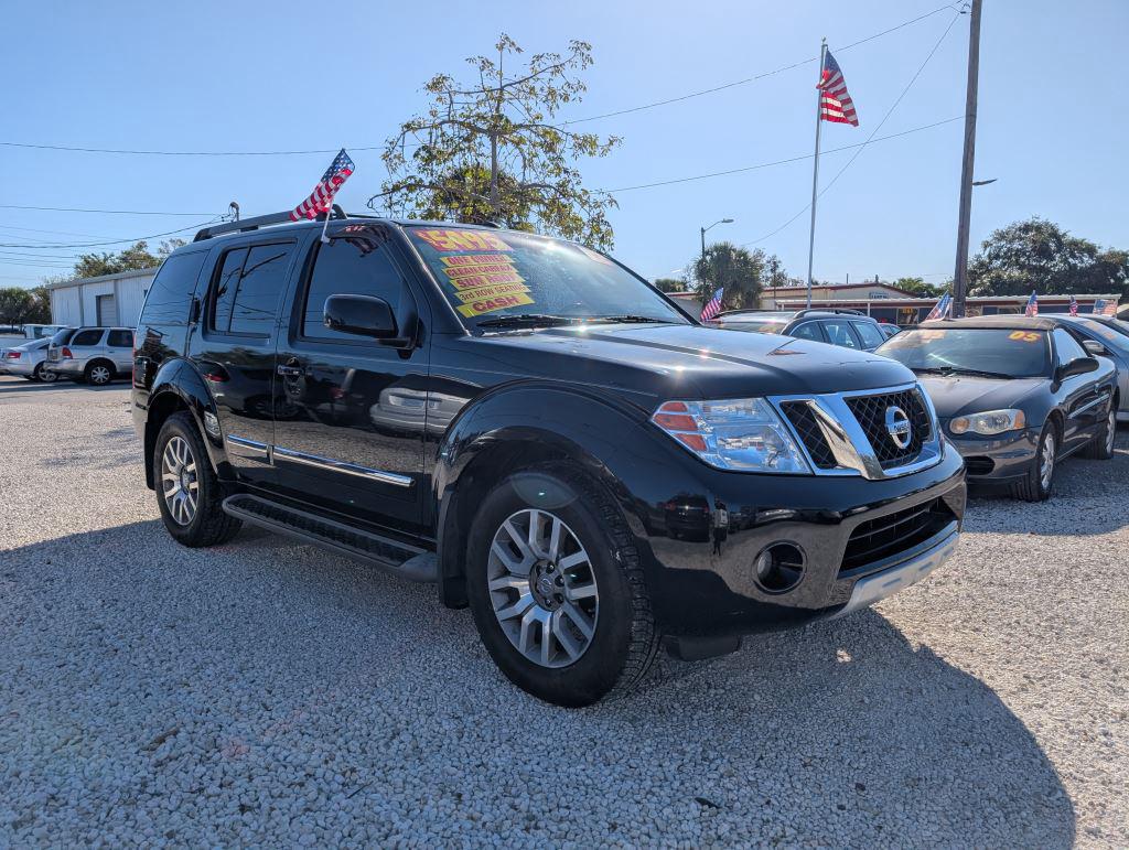 2012 Nissan Pathfinder LE photo 3