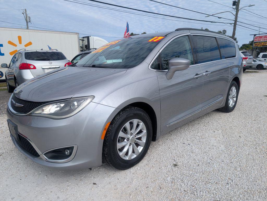 2017 Chrysler Pacifica Touring-L's photo