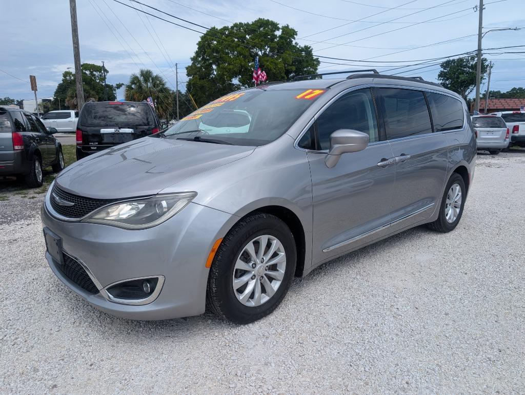 2017 Chrysler Pacifica Touring-L's photo