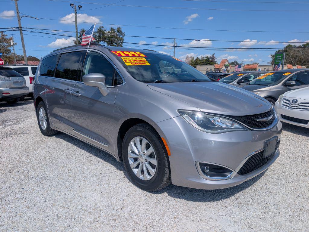 2017 Chrysler Pacifica Touring-L's photo