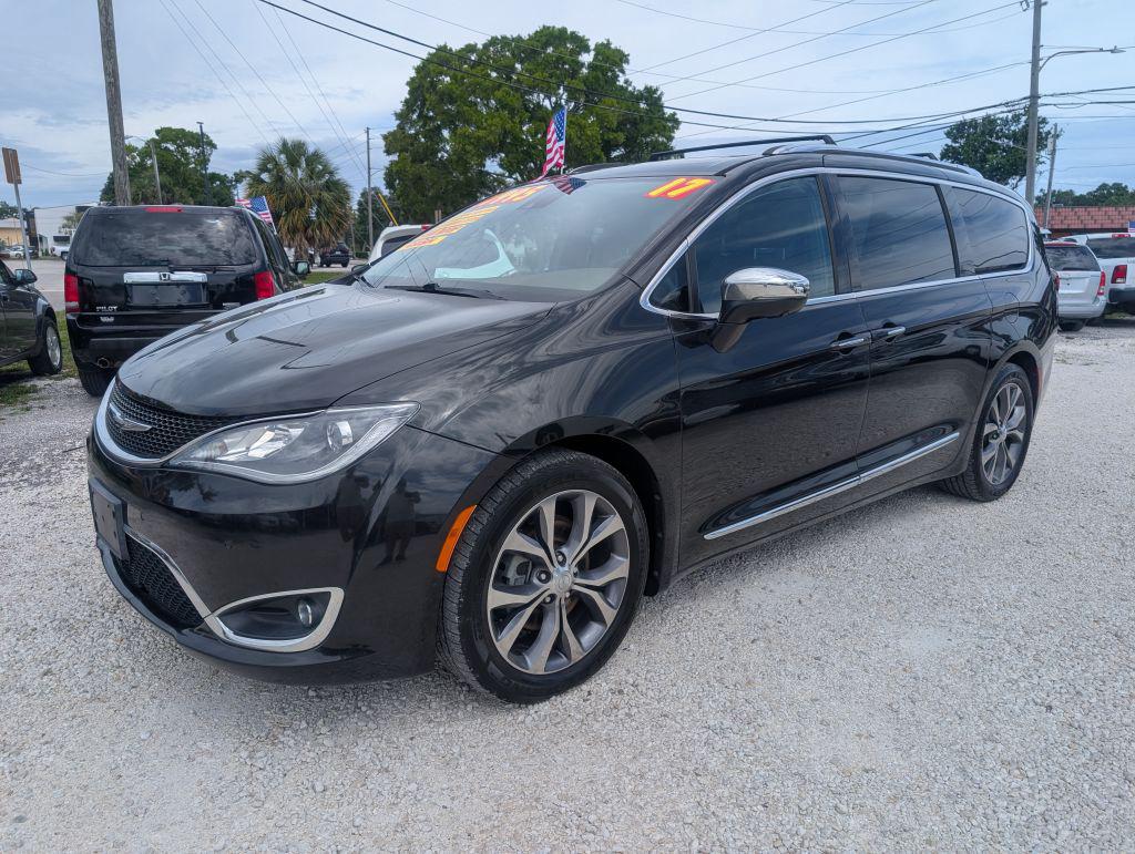 2017 Chrysler Pacifica Limited's photo
